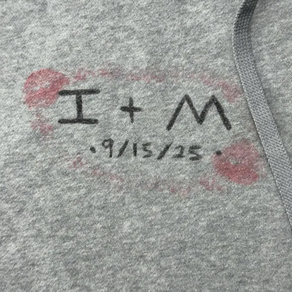 Nike Hoodie Womens Small Gray Fleece Pullover Kiss Lips Graphic Valentine Love